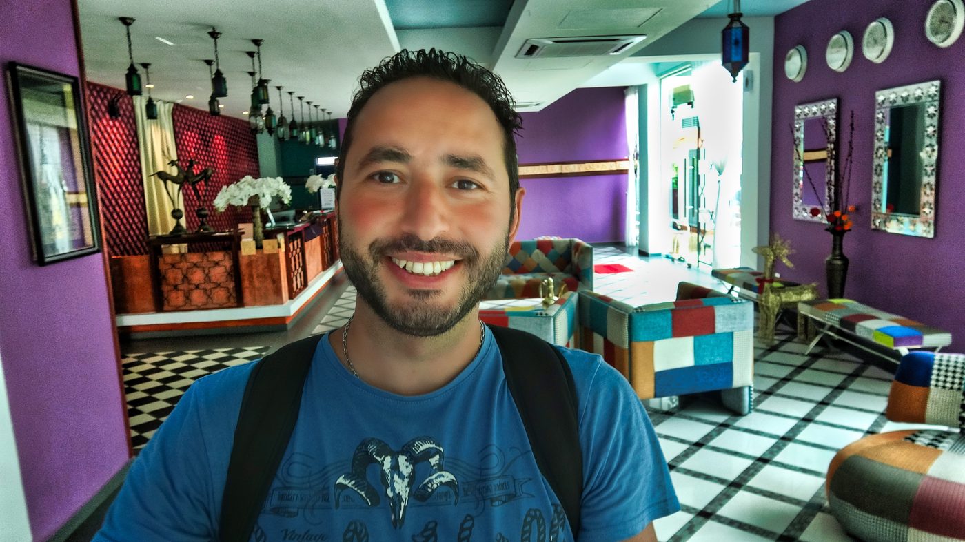 Adil Bioudi in asiatischer Boutique Hotel Lobby – Content Creation für Hotels und Tourismusverbände Media Travel Lens